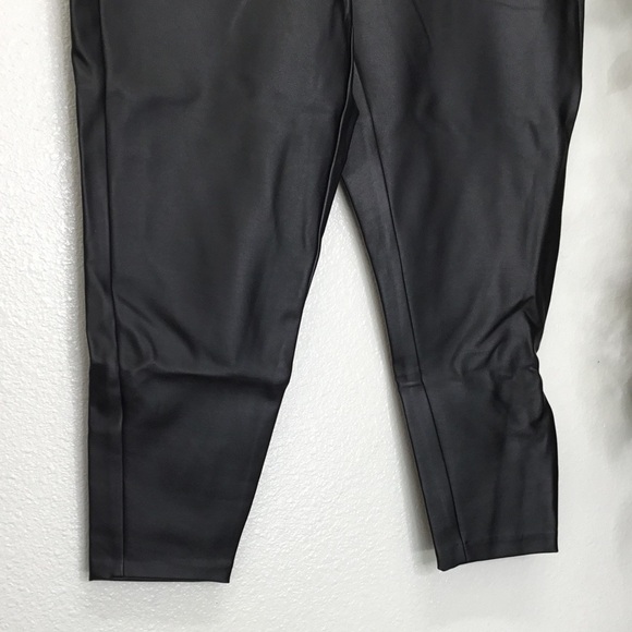 NWT PLUS Torrid Faux Leather Pixie Leggings - Picture 4 of 7